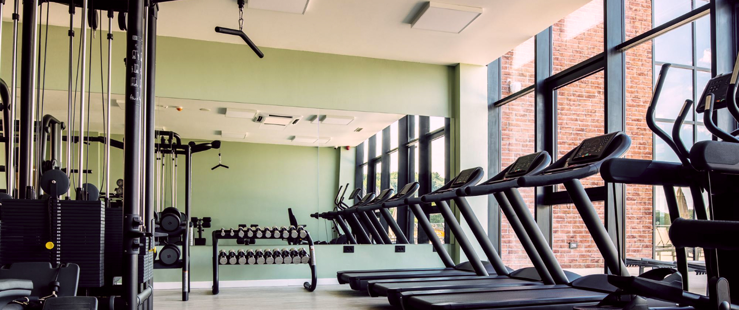 Светлое помещение с тренажёрами